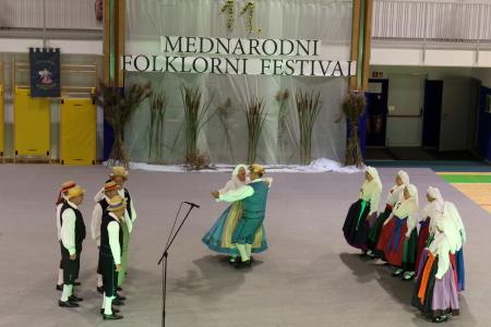 11. MEDNARODNI FOLKLORNI FESTIVAL RAKEK 33 FOTO LJUBO VUKELIČ